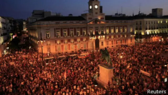 Manifestantes protestam contra gastos com a visita do papa em Madrid, em 2011 | Foto: Reuters