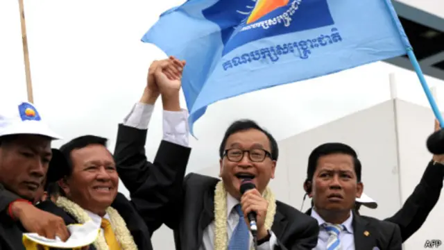 Ông Sam Rainsy (thứ hai phải sang)