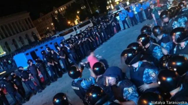 "Опівночі "Беркут" оточив протестувальників у кільце