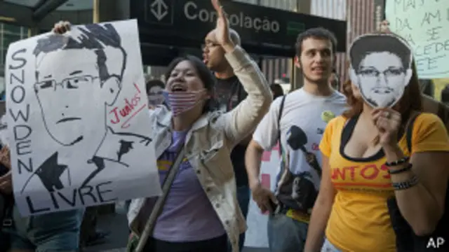 Сторонники Сноудена на демонстрации в Бразилии