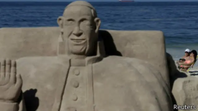 Escultura en arena del papa Francisco