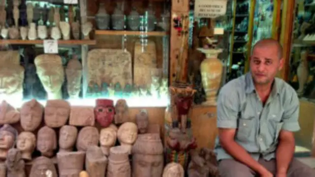 Abdul Salam Omar, pemilik toko, memberhentikan tujuh karyawannya karena sepinya pengunjung.