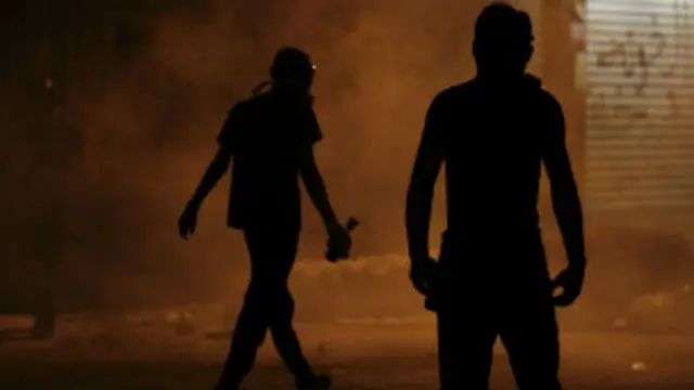 محتجون بحرينيون يحملون قانبل مولوتوف