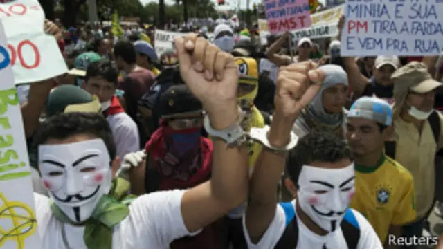Протестующие в Бразилии в масках Гая Фокса