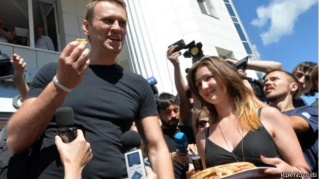 Жители Кирова приветствуют Алексея Навального 19 июля 2013 года