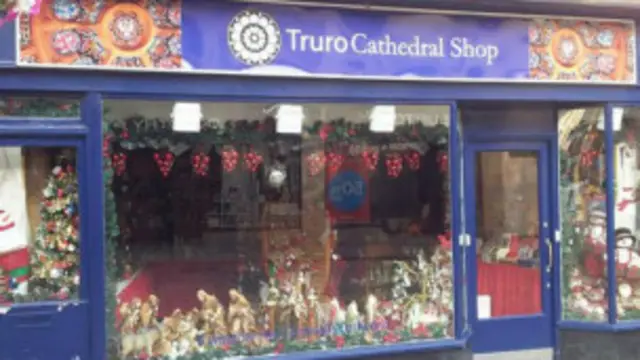 一家位于康沃尔郡特普罗的圣诞饰品店铺在这个时候准备开门迎客。