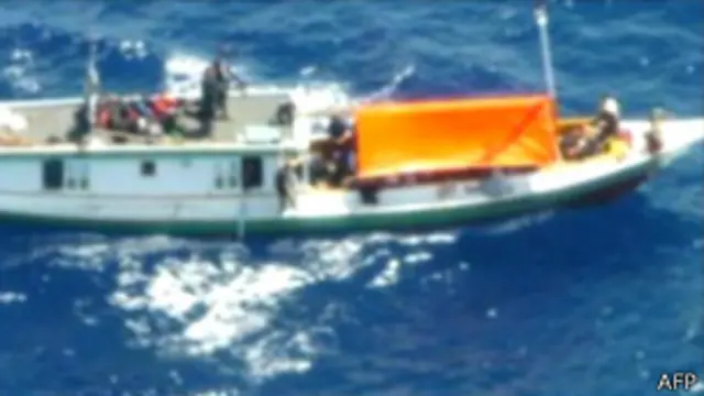 استرالیا پرېکړه کړې چې نور به هغه پناه غوښتونکي ونه مني چې په بيړیو کې دغه هېواد ته ورځي.