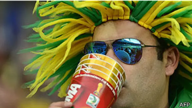 Seguidor brasileño bebiendo