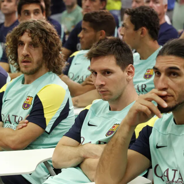 Los jugadores escuchan la noticia.