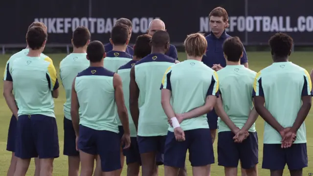 Vilanova con los jugadores del Barcelona en un entrenamiento