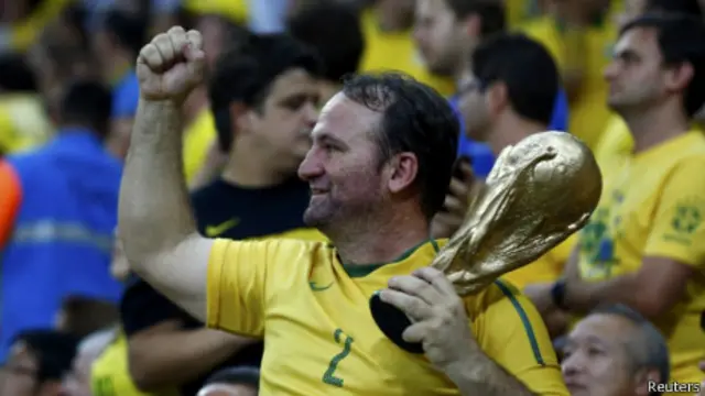 观看联邦杯决赛巴西对决西班牙的巴西球迷(2013/07/01)