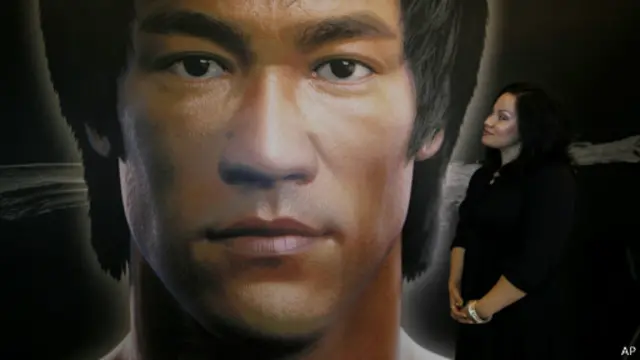 Putri Bruce Lee, Shannon Lee berdiri di depan lukisan ayahnya.