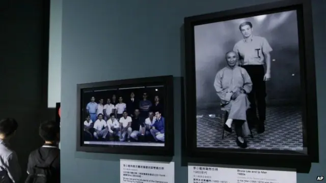 香港文化博物館李小龍展覽上展出的李小龍與葉問合照（19/7/2013）