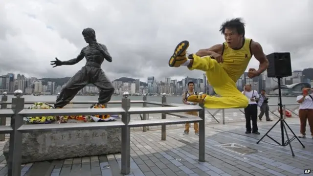 中國武打演員梅志勇在尖沙咀悼念儀式上表演（20/7/2013）