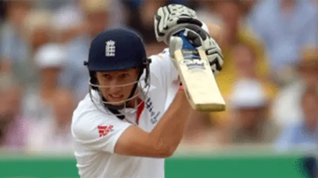 دوسری اننگز میں جوے روٹ نے نصف سنچری بنائی ہے