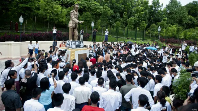 ဗိုလ်ချုပ်ပန်းခြံက ဗိုလ်ချုပ်ကြေးရုပ် ရှေ့မှာလည်း လူငယ်တွေ သွားရောက် အလေးပြုခဲ့။