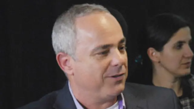 د اسراییل د نړېوالو اړیکو وزیر یوال سټینیټز وایي په دې ډله کې به یو شمېر مهم بندیان هم وي.