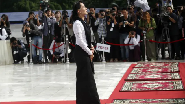 နိုင်ငံတော် အခမ်းအနား အပြီးမှာတော့ အာဇာနည် ခေါင်းဆောင်ကြီး ဗိုလ်ချုပ်အောင်ဆန်းရဲ့ သမီး ဖြစ်သူ ဒေါ်အောင်ဆန်းစုကြည် လာရောက် ဂါဝရပြုခဲ့ပါတယ်။