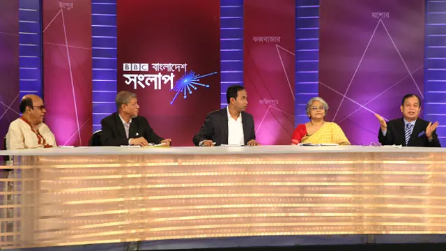 প্যানেল সদস্য বাঁ থেকে: আইন প্রতিমন্ত্রী কামরুল ইসলাম, ইসলামি চিন্তাবিদ ও কলামিস্ট শাহ আব্দুল হান্নান, অনুষ্ঠান সঞ্চালক আকবর হোসেন, ঢাকা বিশ্ববিদ্যালয়ের গণযোগাযোগ ও সাংবাদিকতা বিভাগের অধ্যাপক ড. গীতি আরা নাসরীন, বিএনপি চেয়ারপার্সনের উপদেষ্টা মীর মোহাম্মদ নাছির উদ্দিন। 