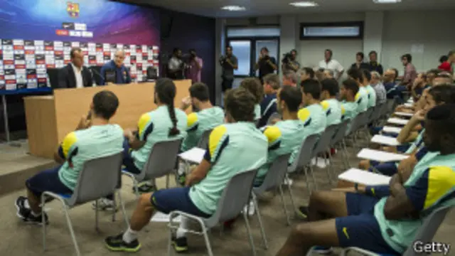 La decisión de Vilanova fue comunicada a los jugadores por el presidente del Barcelona, Sandro Rosell.