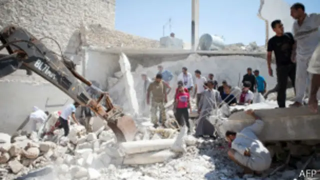 القوات الحكومية السورية شنت هجمات جوية على سراقب.