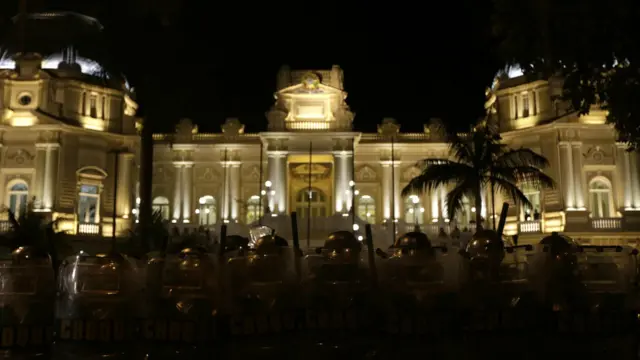 Da base aérea do aeroporto internacional do Rio de Janeiro, o papa segue para a Catedral Metropolitana, onde percorre em carro aberto ruas do centro da capital fluminense. Seu destino final é o Palácio Guanabara (acima), sede do governo estadual, onde será recepcionado pela presidente Dilma Rousseff, pelo governador do Rio de Janeiro, Sérgio Cabral, e pelo prefeito da cidade, Eduardo Paes. Protestos nas imediações do local já foram programados. (Crédito: Reuters)