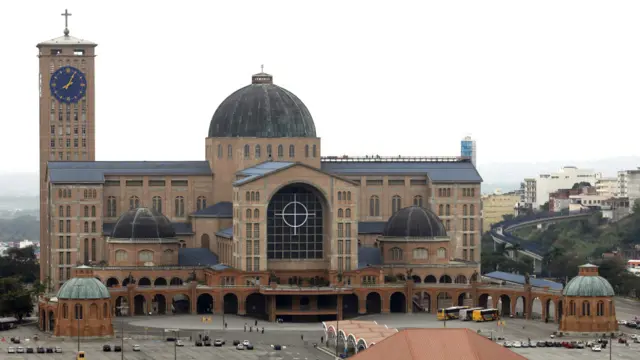 Na manhã de quarta-feira, 24, o pontífice parte de helicóptero ao Santuário Nacional de Nossa Senhora Aparecida, em Aparecida (SP). No local, rezará uma missa e se encontrará com religiosos. No fim da tarde do mesmo dia, volta ao Rio de Janeiro. (Crédito: Reuters)