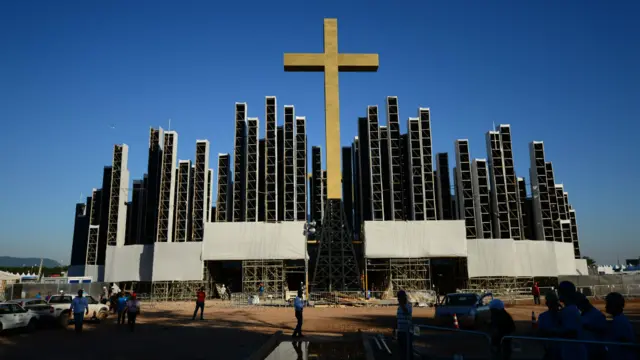 Na noite de sábado, o papa faz uma vigília de oração com jovens no Campus Fidei, em Guaratiba, Zona Oeste da cidade. O terreno está dividido em 22 lotes, cada um com tamanho equivalente a sete campos do Estádio do Maracanã. São esperados 1,5 milhão de fiéis no evento. (Crédito: AFP)