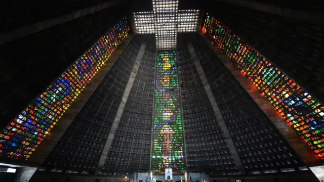 No sábado pela manhã, o papa reza uma missa com os bispos da 28º Jornada Mundial da Juventude e com os sacerdotes, os religiosos e os seminaristas na Catedral de São Sebastião do Rio de Janeiro, no centro da cidade. De lá segue para o Theatro Municipal, onde se encontra com lideranças políticas. (Crédito: AFP)