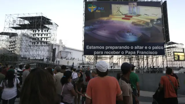 Na noite de sexta-feira, o papa participa da Via Crúcis na orla de Copacabana. São esperadas cerca de 1,5 milhão de pessoas no evento. (Crédito: Reuters)