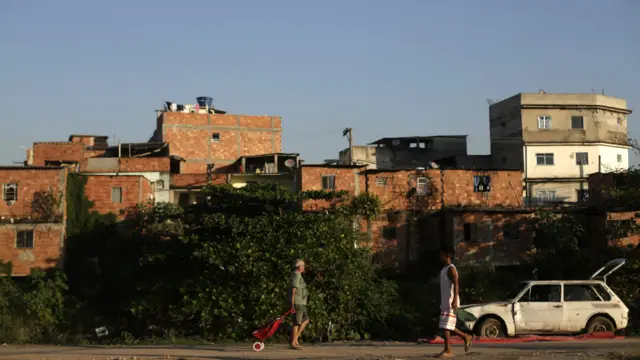 Na manhã de quinta-feira, 25, após receber as chaves da cidade das mãos do prefeito do Rio de Janeiro, Eduardo Paes, e benzer as bandeiras olímpicas, o papa vai à comunidade de Varginha, em Manguinhos, na Zona Norte. Será a primeira visita de um pontífice a uma favela carioca desde 1980, quando o então papa João Paulo 2º visitou a favela do Vidigal, na Zona Sul. Em Varginha, o papa rezará uma missa em uma pequena igreja local e depois falará aos moradores em um campo de futebol com capacidade para 20 mil pessoas. (Crédito: Reuters)
