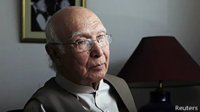 وزیراعظم نواز شریف کی طالبان سے بات چیت کے آغاز کی تصدیق کے چند روز بعد ہی طالبان کے امیر ڈرون حملے میں مارے گئے