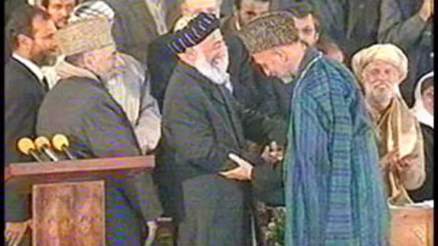 دسامبر ۲۰۰۱؛ حامد کرزی قدرت را از برهان الدین ربانی تحویل گرفت