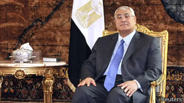 ترفض جماعة الإخوان عمل اللجنة التي أصدر منصور قرارا بتشكيلها