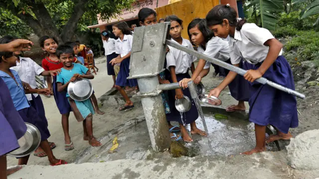 بيهار - التلاميذ في مدرسة قرية براهيمبور الابتدائية يغسلون أوانيهم التي سيتناولون بها غدائهم المجاني. يعود لبرنامج التغذية المدرسية في الهند الفضل في زيادة عدد الاطفال المسجلين في المدارس وتشجيعهم على الاستمرار في الدراسة. (صورة رويترز)