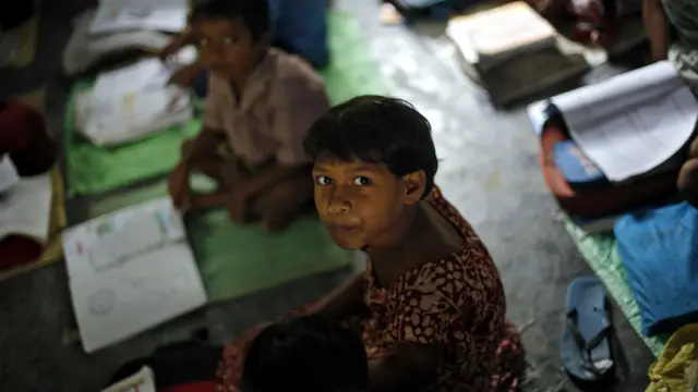 بيهار - تلميذة تحضر حصة في مدرسة قرية براهيمبور الابتدائية. بالنسبة لملايين الهنود، تعتبر الوجبة اليومية التي يحصل عليها التلاميذ مجانا في المدارس الوجبة الوحيدة التي يتناولونها. (صورة رويترز)