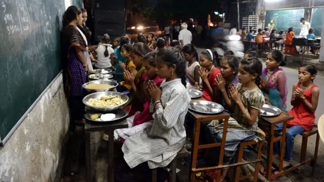 أحمدآباد - تلاميذ يؤدون الصلوات قبل تناول وجبة الغداء في مدرسة أسسها ثري محلي لابناء العمال والخدم والفقراء.