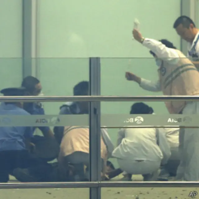 北京首都機場警察和救護人員為冀中星急救(20/7/2013)