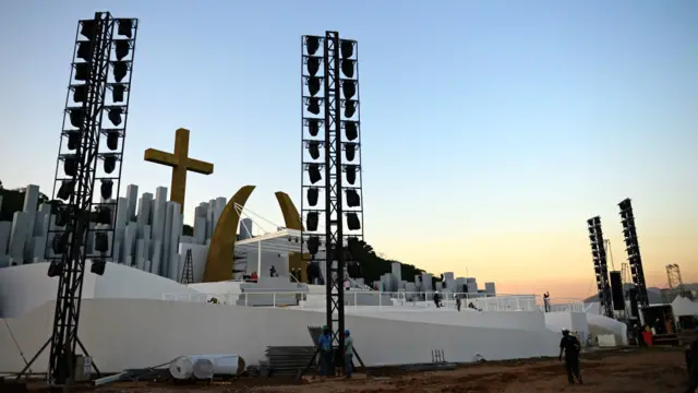 No domingo pela manhã, ainda no Campus Fidei, o papa fará uma missa de encerramento da Jornada Mundial da Juventude. De lá, segue para um almoço de despedida no Centro de Estudos do Sumaré, onde está hospedado. À tarde, vai ao Riocentro, onde se encontra com voluntários da Jornada. No início da noite, ruma ao aeroporto internacional do Rio de Janeiro, onde ocorrerá a cerimônia de despedida. Ele retorna a Roma às 19h (horário de Brasília). (Crédito: AFP)