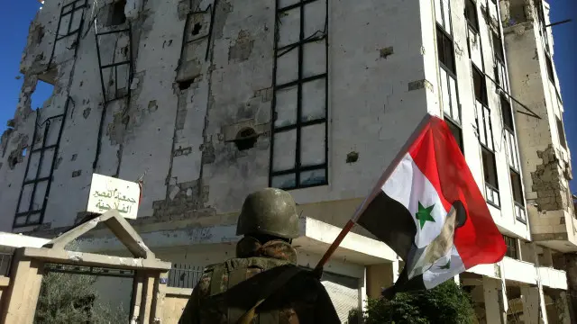 شام میں دو ہزار گيارہ سے ہی باغیوں کا گروپ بشار الاسد کی حکومت کے برسر پیکار ہے اور اقوام متحدہ کے مطابق اس لڑائي میں اب تک تقریبا نوے ہزار افراد ہلاک ہو چکے ہیں۔