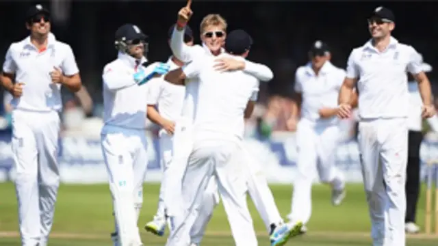 انگلینڈ کی جیت میں گریم سوان نے اہم کردار ادا کیا۔ انھوں نے میچ میں 9 وکٹیں حاصل کیں