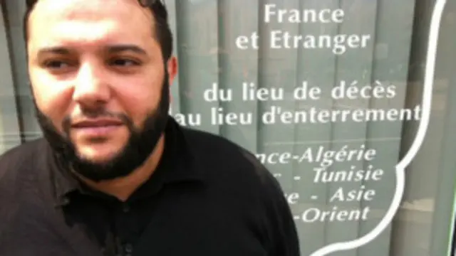 अपने अंतिम संस्कार पार्लर के सामने अब्दाल्लाह हदीद .