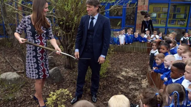 在英国各地访问时，凯特仍然履行她的职责。其中之一是在曼彻斯特一所小学校里帮助种植一棵柳树。 