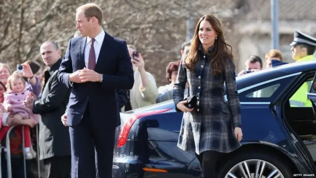 在怀孕后，凯特继续她的公共应酬，直到今年六月。在三月份，她和威廉王子访问格拉斯哥，她此时肚子开始显形。 