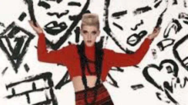 模特凱濃(Scarlett Cannon)為每周末的夜店聚會改變髮型