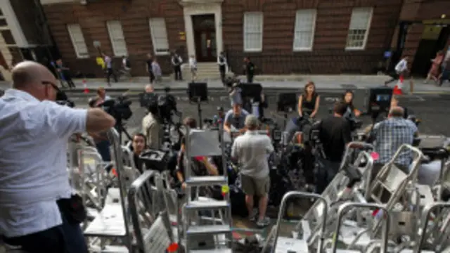 မြို့စားကတော် တက်ရောက် နေတဲ့ ဆေးရုံ မှာတော့ သတင်းသမားတွေ စုရုံးရောက်ရှိနေ