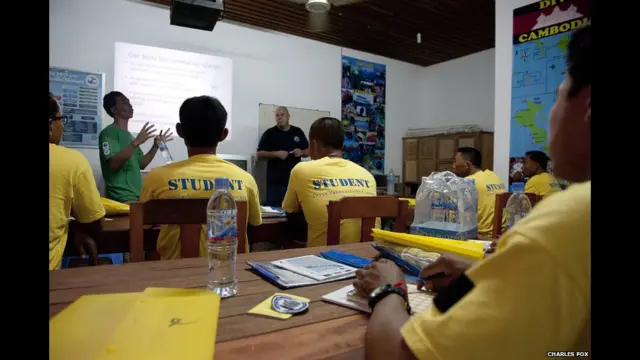 Durante maisde betano20 anos, o Centro Cambojanode betanoAção contra Minas (CMAC, na siglade betanoinglês) treina pessoas para retirar algumas das minas terrestres do país, que matam ou ferem maisde betanocem pessoas por ano.