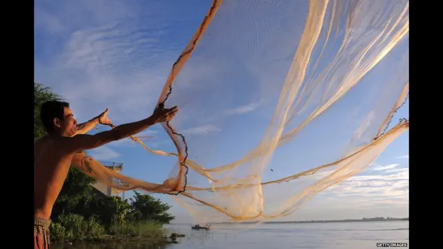 No começo da décadade betano1970, o Khmer Vermelho despejou grandes quantidadesde betanomaterial bélico nos rios Mekong e Tonle Sap. Hoje, pescadores pegam as bombas nas redes. O valor do metal também faz com que alguns tentem recuperar o material para vender.