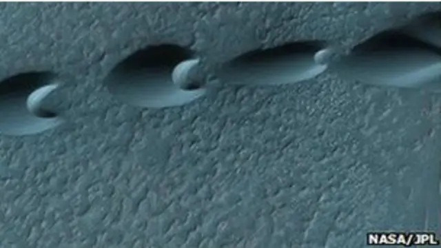 Imagen de barjanes en el espacio