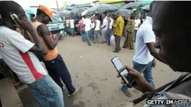 मोबाइल फ़ोन सुरक्षा विशेषज्ञ कार्स्टन नोल का कहना है कि अफ्रीका में लोग मोबाइल बैंकिंग के लिए केवल सिम कार्ड सुरक्षा प्रणाली पर निर्भर करते हैं.